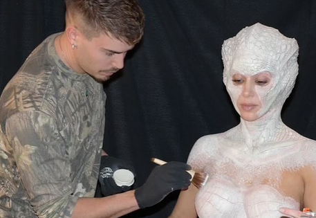 Odnela pobedu za Noć veštica! Kim Kardašijan u nikad šokantnijem izdanju ukrala svu pažnju sestrama (FOTO) 2 Screenshot 2024 11 01 141855