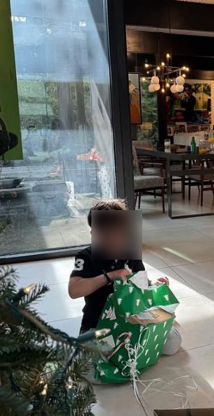 Praznična čarolija u domu Marije Karan: Glumica podelila dirljive trenutke sa sinom, pa pokazala raskošnu dekoraciju (FOTO) 3 2160089
