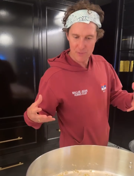 "Mekonahi, Srbine!" Holivudski glumac prošetao sa srpskom zastavom, mreže gore zbog neočekivanog prizora! (VIDEO) 2 Screenshot 2024 12 27 121314