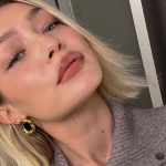 Koje proizvode morate da imate, a za koje NIKAKO ne treba da izdvajate veliki novac: Šminkerka Điđi Hadid otkrila makeup tajne koje svaka devojka treba da zna! 7 Screenshot 2025 01 14 151243