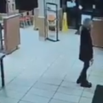 Internetom se širi hit snimak Lejdi Gage u restoranu brze hrane: Svi se pitaju šta se ovde dešava?! (VIDEO) 2 Screenshot 2025 01 17 153644