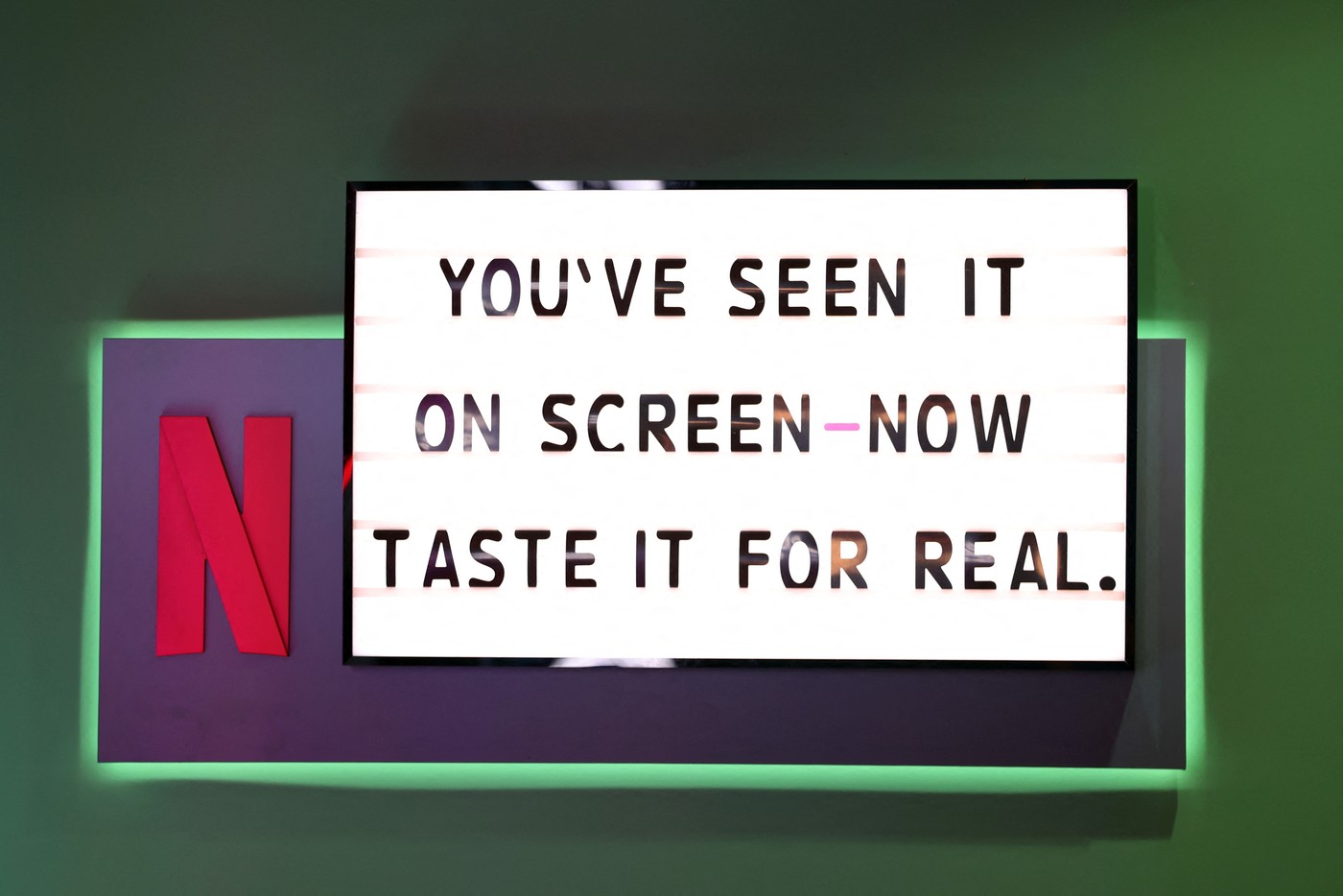Magija sa ekrana na stolu: Netflix otvara lanac restorana, na meniju obroci inspirisani serijom "Squid game", kokteli iz "Stranger Things"-a... 2 profimedia 0962433467