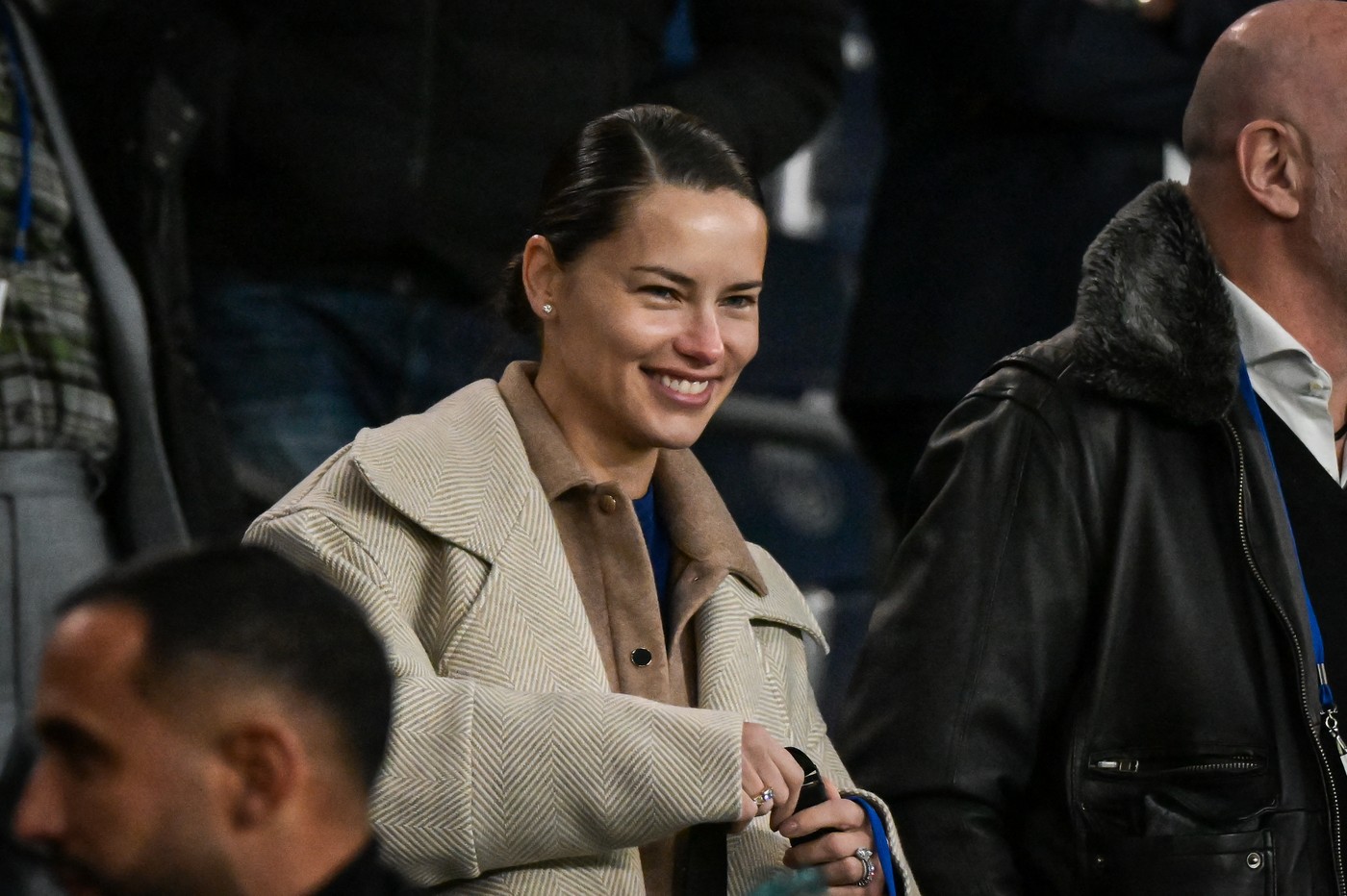 Adrijana Lima u jakni sa potpisom srpske dizajnerke! Čuvena manekenka privukla svu pažnju na stadionu u Parizu (FOTO) 2 profimedia 0976607042