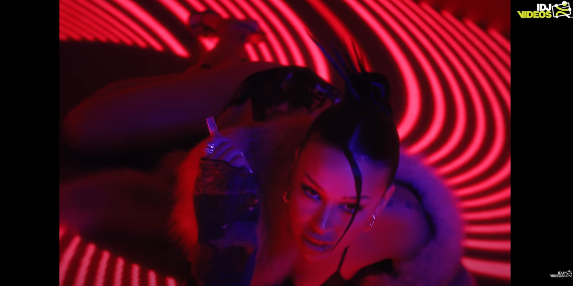 Nosile su ih Žizel Bundšen, Naomi Kembel, a sada i Elena Kitić! Popularna pevačica ponela kultni modni komad (FOTO) 2 Screenshot 2025 05 22 170349
