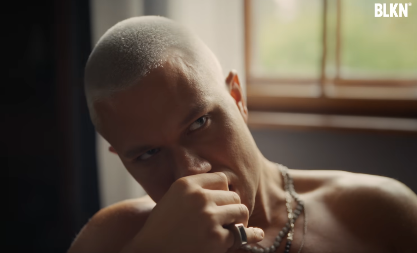 "Da smo krenuli sa idejom da šokiramo ljude, trebalo bi nam sto života": Relja otvoreno progovorio o provokativnom spotu sa Nikolijom koji je zapalio region 2 Screenshot 2025 06 05 153009