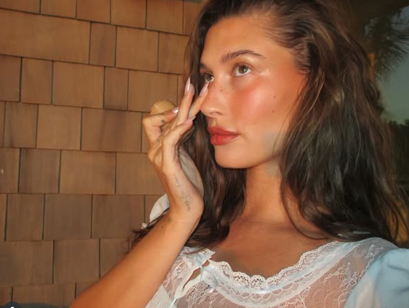 Trik Hejli Biber za blistavo lice: Da li je "skin flooding" sve što vam je potrebno ovog leta? 2 Screenshot 2025 07 09 141742