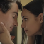 "Mislili smo da gledamo romantičnu komediju, završili smo uništeni!" Neočekivani obrt u trenutno najgledanijem Netflixovom filmu ostavio gledaoce u šoku 3 Screenshot 2025 08 05 133246