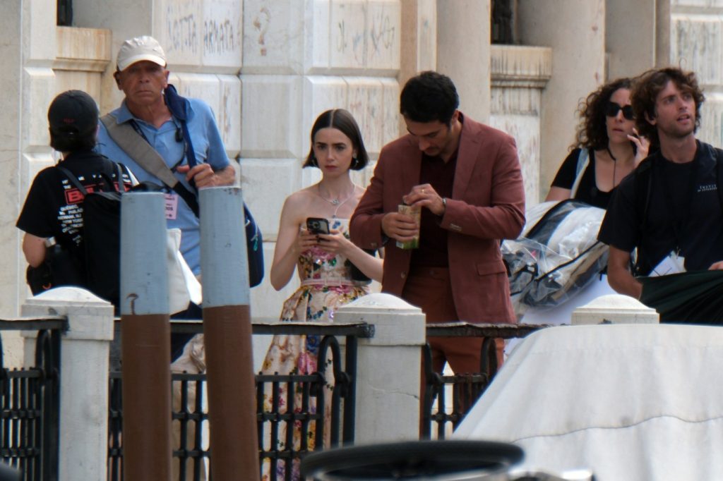 Neočekivana tragedija na setu serije "Emily in Paris"! Netflix nakratko prekinuo snimanje, produkcija ostala bez ključnog člana 1 profimedia 1030853432