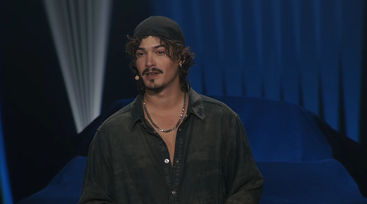 Džoni Dep ili Orlando Blum?! Voditelj IDJ Pepsi Show-a pokazao novi imidž, pa pokrenuo lavinu reakcija - fanovi ga upoređuju sa svetskim zvezdama! 2 Screenshot 2025 09 18 131638