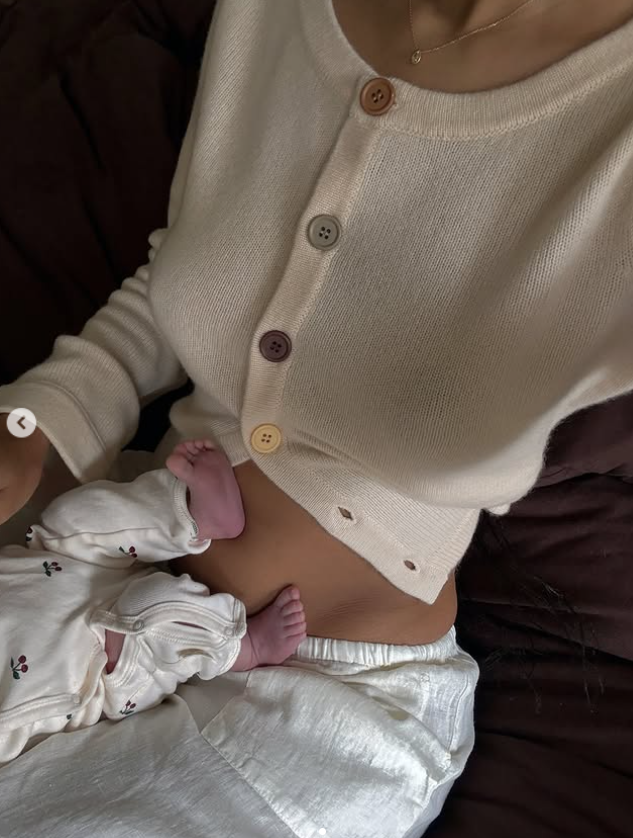 Poznata influenserka na udaru kritika nakon porođaja: Optužuju je da je unajmila surogat majku i da šalje lažnu sliku o životu fanovima 2 Screenshot 2025 10 28 122142